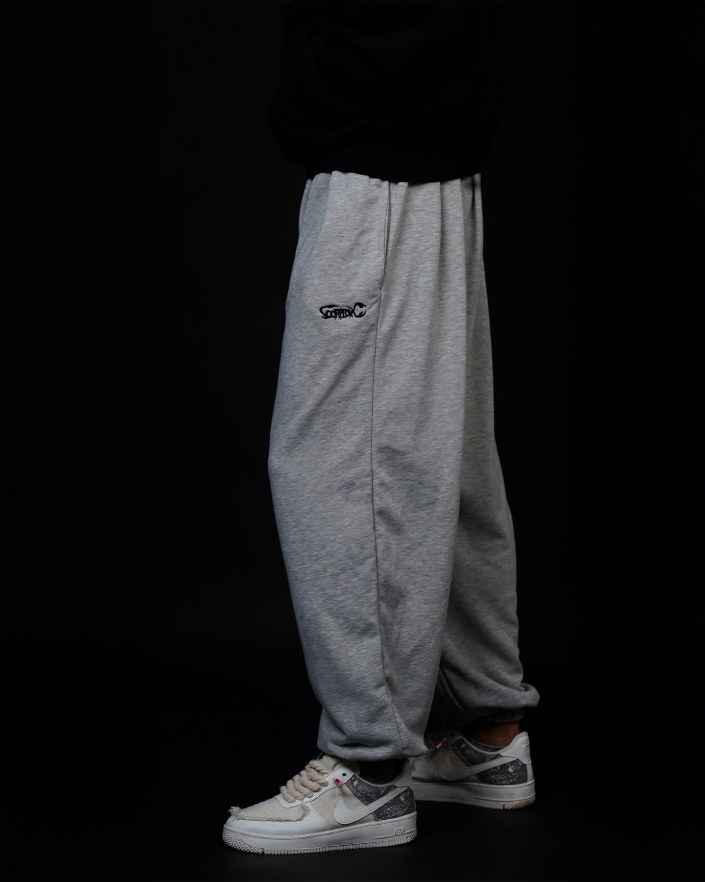 Toji Sweatpants full length with white sneakers